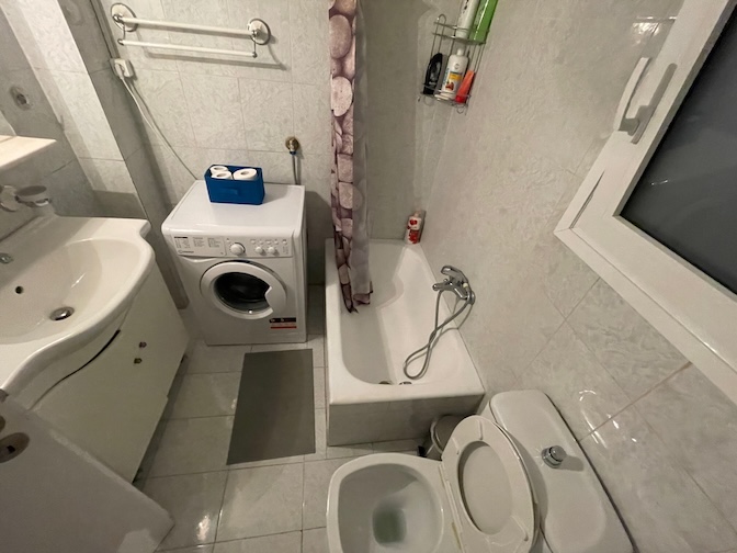 Koukaki apartment bathroom