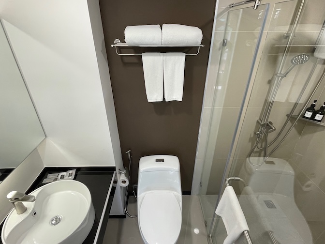 Samutprakarn Hotel bathroom