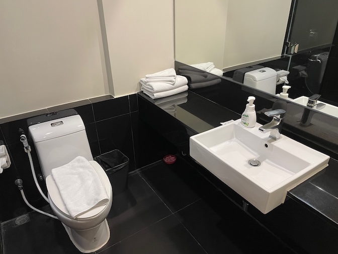 Sereine Sukhumvit 39 studio room bathroom