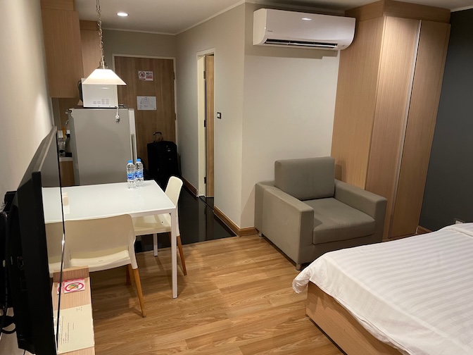 Sereine Sukhumvit 39 studio room living area