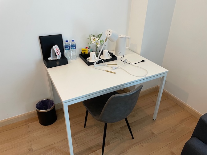 The Square 101 desk