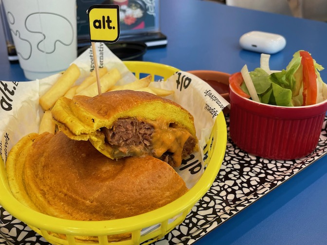 alt.Eatery alt.Beef UFO burger set