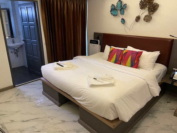 RoomQuest Sukhumvit 36 standard king room bed