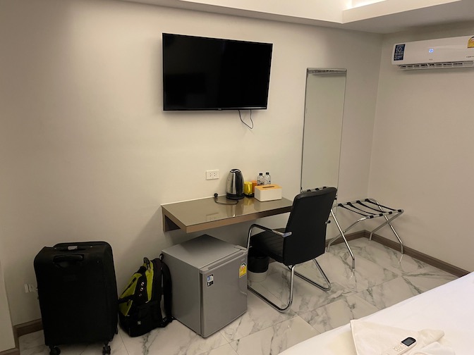 RoomQuest Sukhumvit 36 standard king room desk and TV