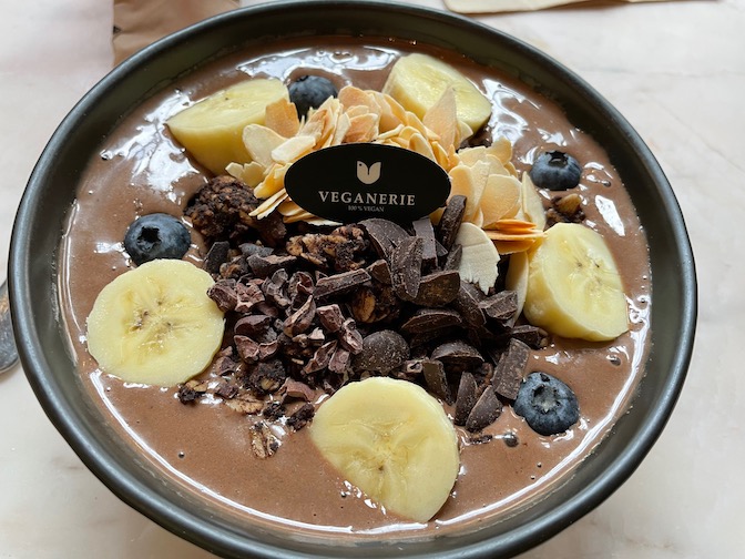 Veganerie crunchy monkey smoothie bowl