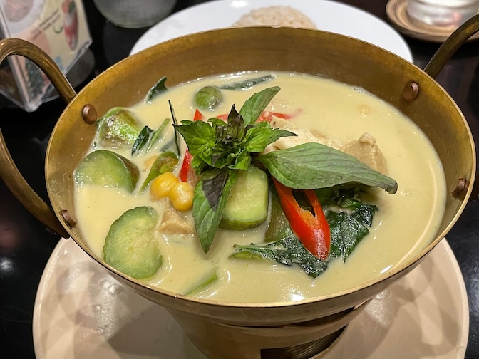 Vibe green curry with soy chicken, mushroom and vegetables