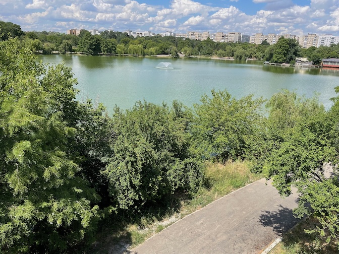 Tineretului lake path