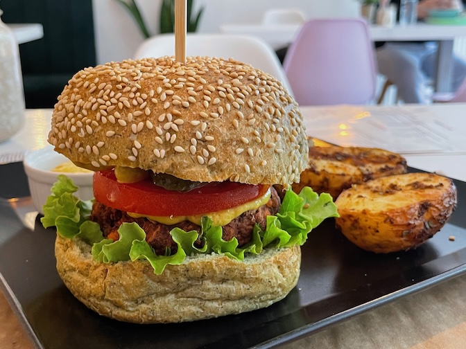 Sublimme protein burger with sweet mustard, sourdough bun and roasted potatoes