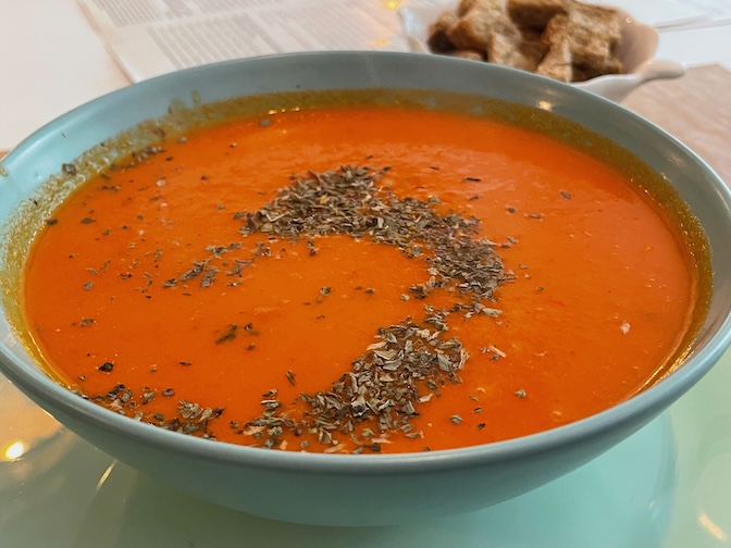 Sublimme roasted tomato and red pepper cream soup with ginger and fresh basil