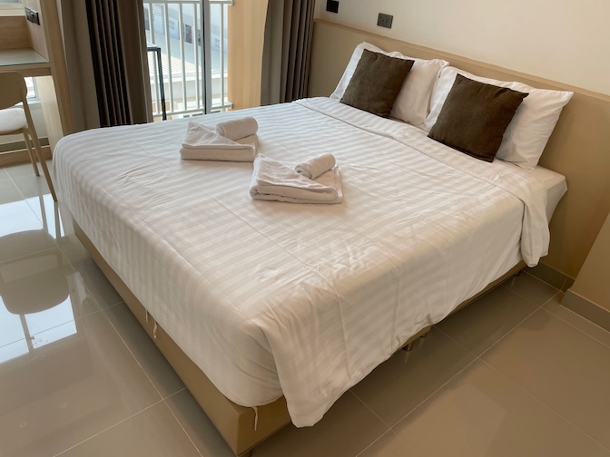 Snow House Buriram standard room bed
