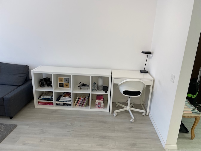 Strada General Dragalina apartment desk