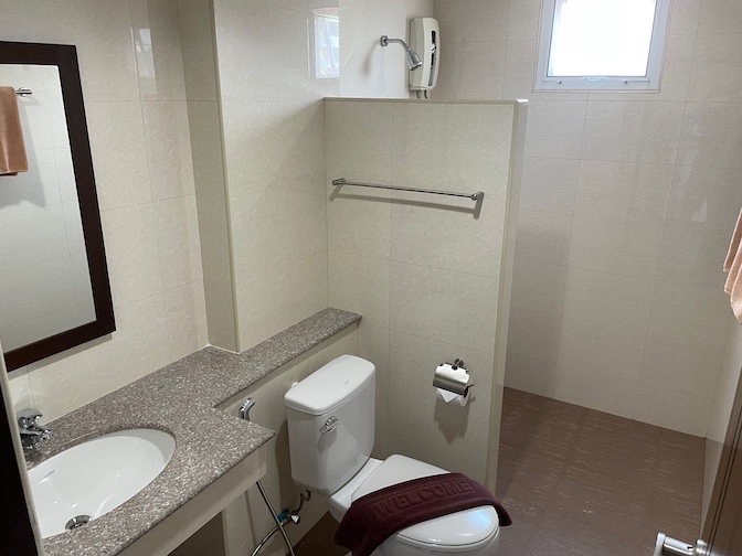Sky Villa Hua Hin Guesthouse bathroom