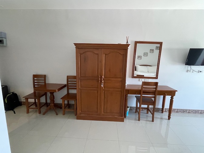 Baan Yokmhanee desks and wardrobe