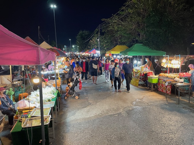 Bueng Kaen Nakhon Night Market