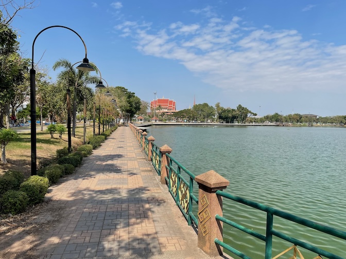 Buen Kaen Nakhon Reservoir path