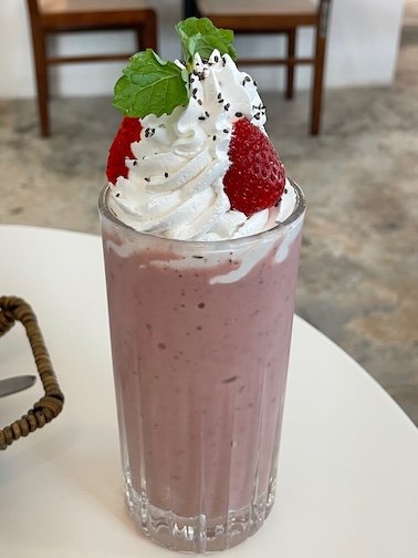 Kem-Kon Khon Kaen strawberry freppe smoothie