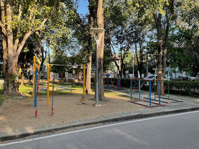 Kelang Nakhon Public Park workout area