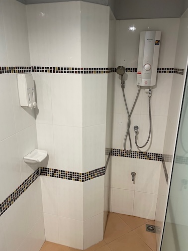 Phuhunsa Boutique Hotel shower