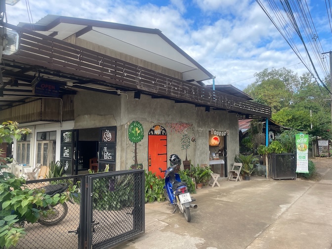 Git Ploen Salad premises