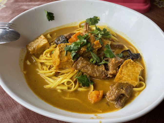 เฮือนเจ เมืองน่าน khao soi