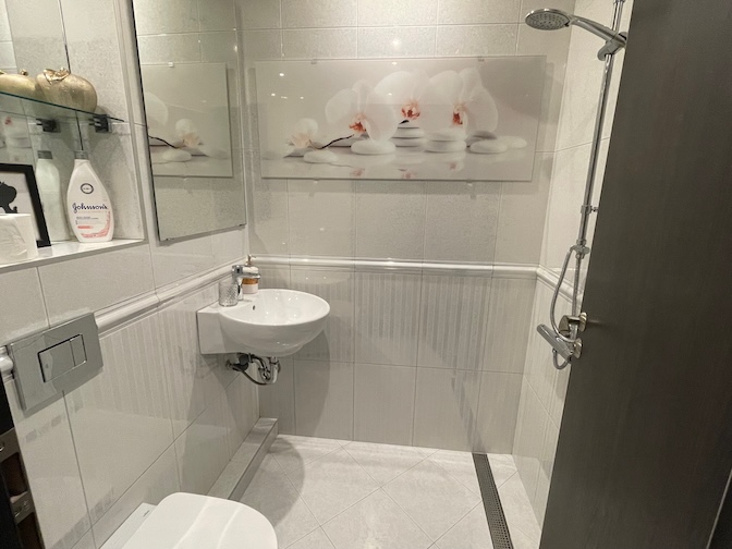 Lyuben Karavelov apartment bathroom
