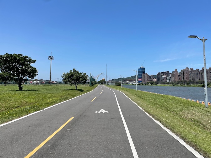 Keelung River riverside cycle path