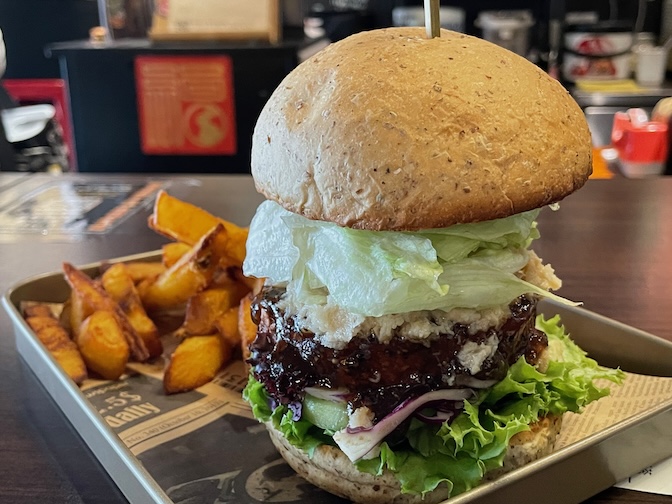 Burger Su Veggie Beyond Meat burger with vegan tuna