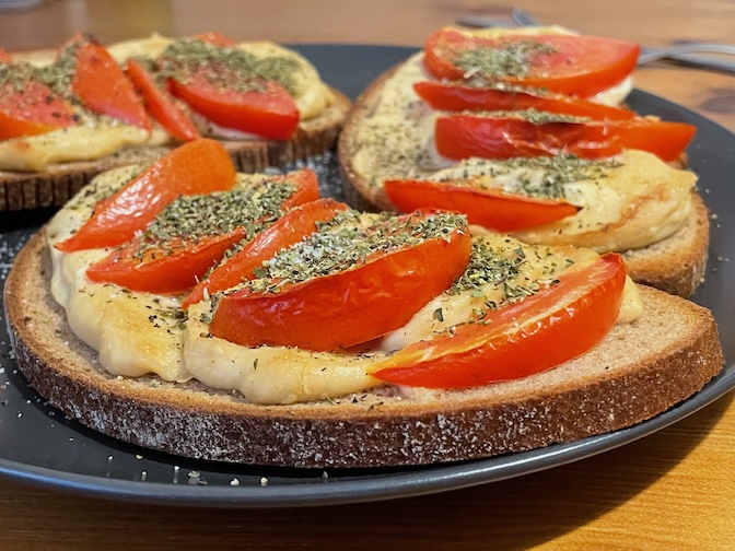 Hummus toast