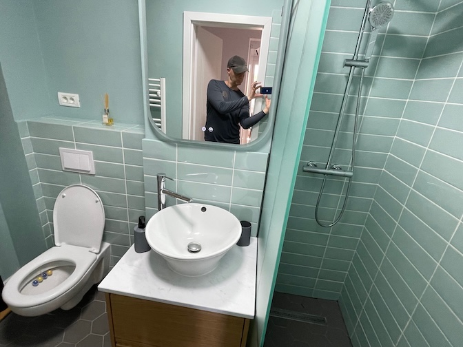 Luke Apartment bathroom