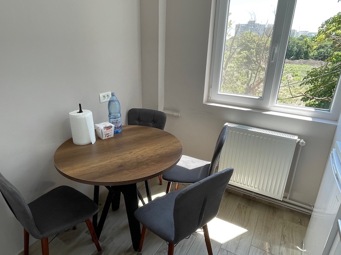 Luke Apartment dining table