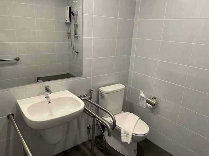 B2 Ubon Airport Premier Hotel Luxury Premier Room bathroom