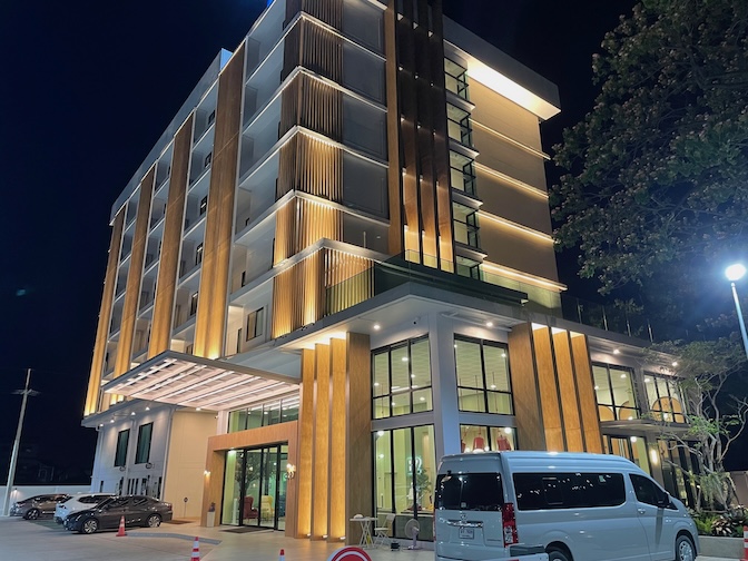 B2 Ubon Airport Premier Hotel outside at night