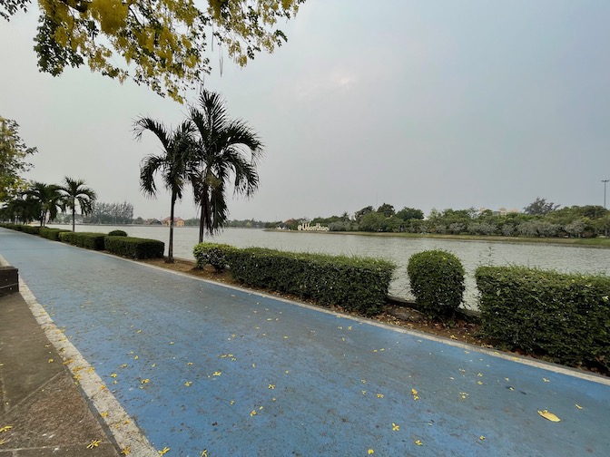 Nong Prajak Park cycle path