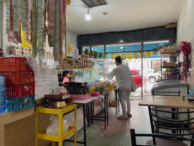 Phaisach Tana Jay Vegeterian inside