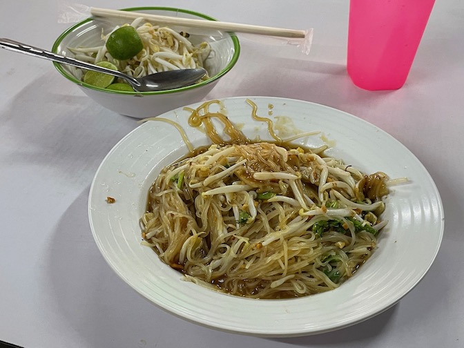 Zing Zing Jay (ชิ้งชิงเจ) pad Thai